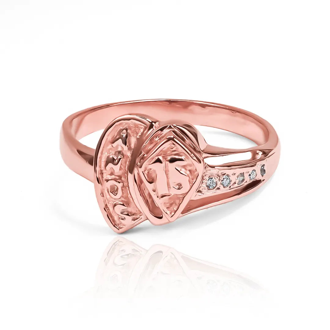 Anillo 15 Rombo, fabricado en Joyería Caracas en oro 18k, cuenta con certificado de calidad y garantía de por vida.