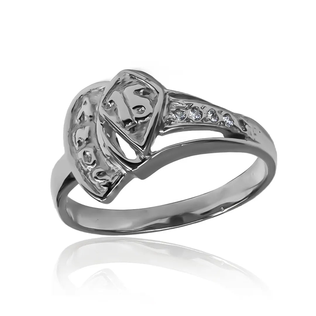 Anillo 15 Rombo, fabricado en Joyería Caracas en oro 18k, cuenta con certificado de calidad y garantía de por vida.