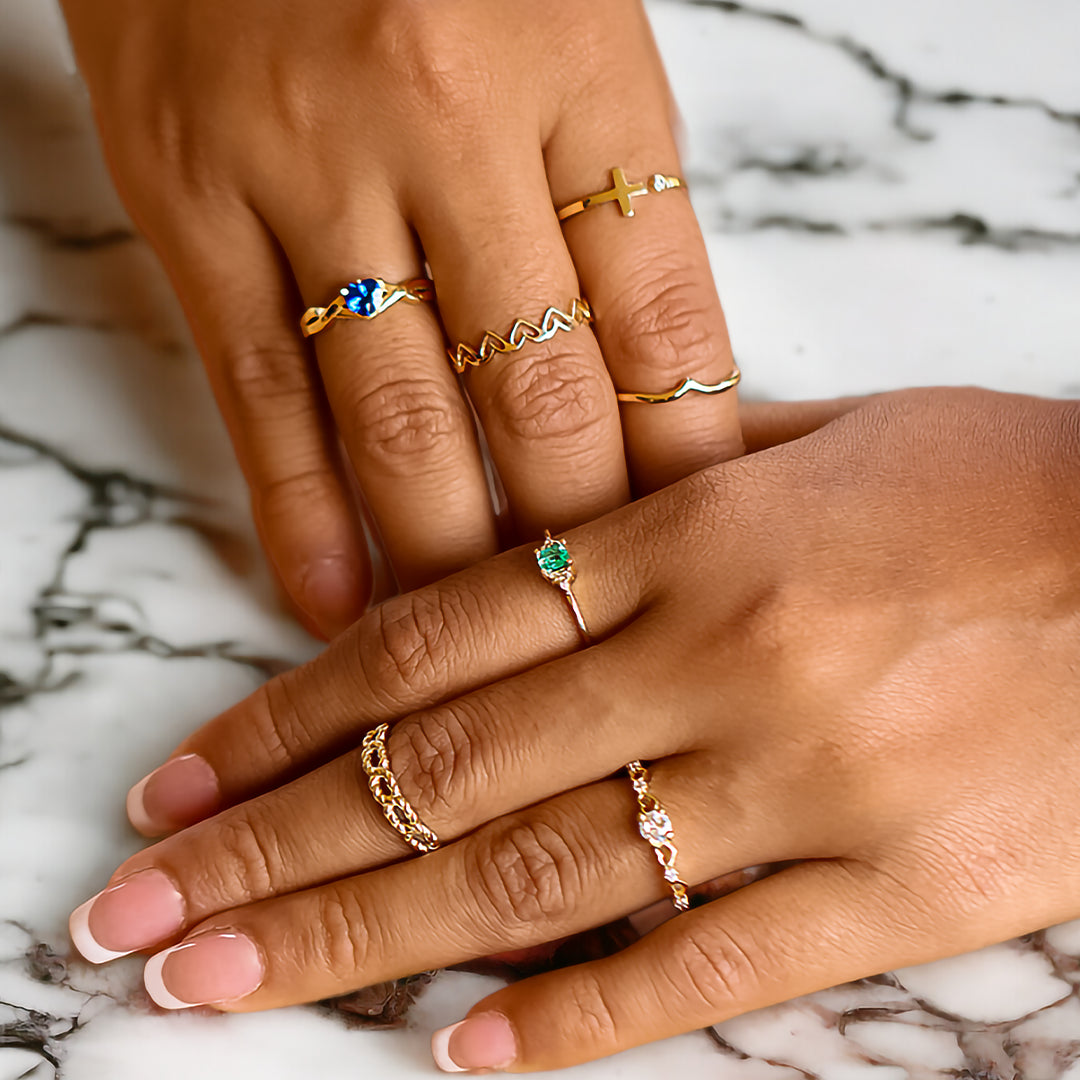 Mano de mujer con anillo en forma de lazo en oro amarillo de 18 quilates, hecho en Joyería Caracas.  