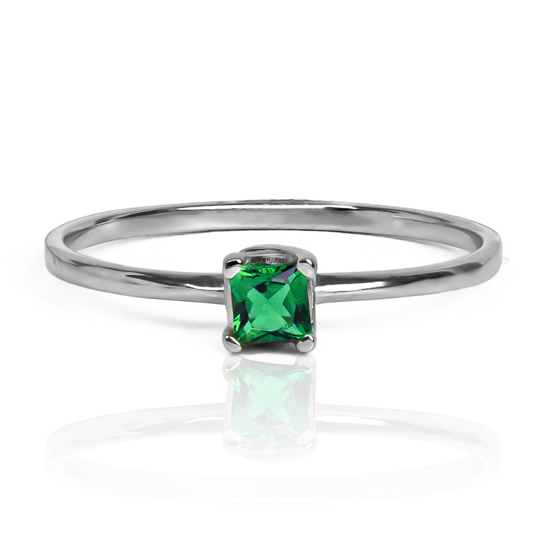 Anillo Silent Spin Cuadrado II es una pieza de Joyería Caracas. Elaborado con oro de 18K, cuenta con certificado de calidad y garantía de por vida.