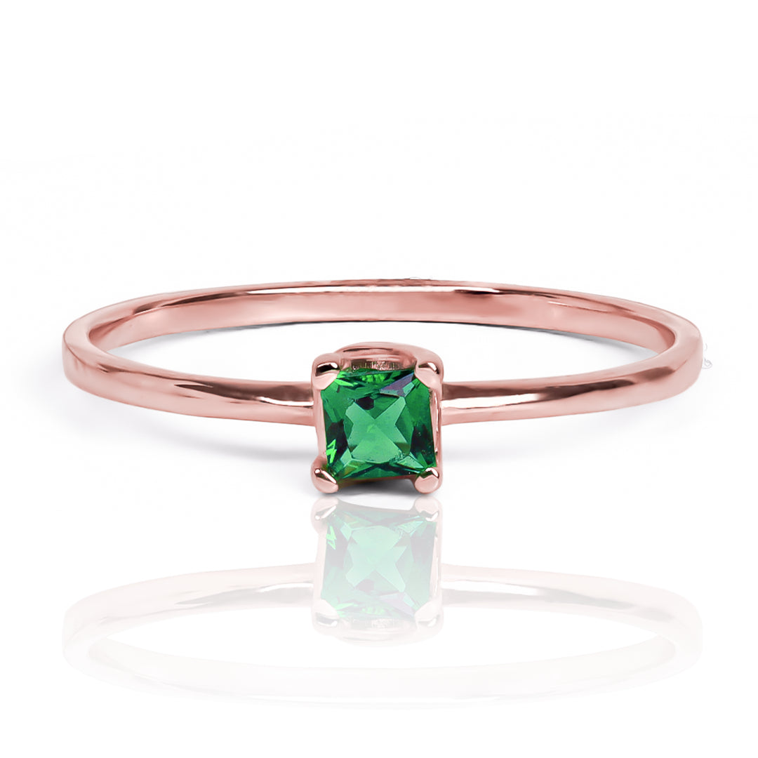 Anillo Silent Spin Cuadrado II es una pieza de Joyería Caracas. Elaborado con oro de 18K, cuenta con certificado de calidad y garantía de por vida.