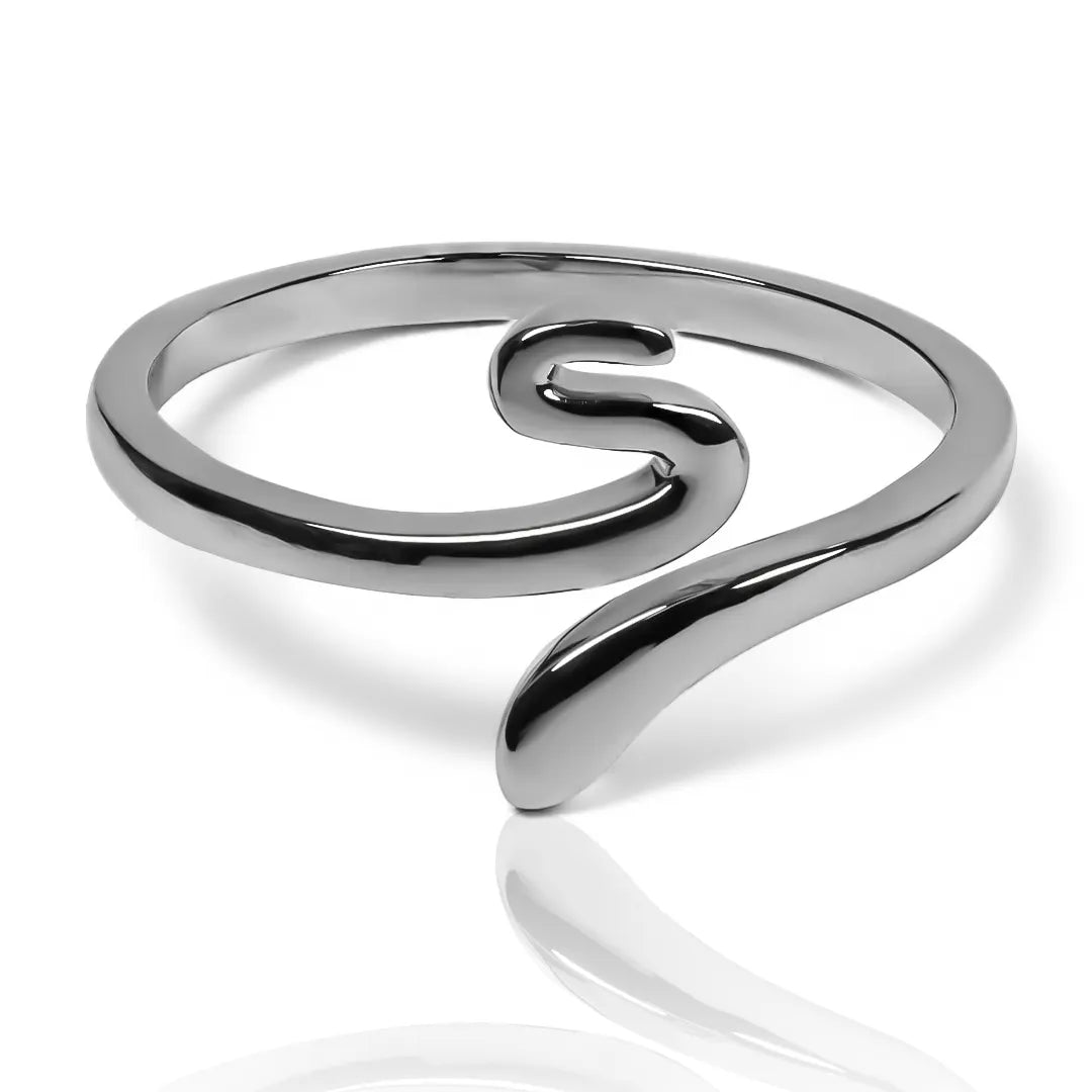 Anillo Smooth Snake lisa fabricado en oro de 18k por Joyería Caracas. Cuenta con un certificado de calidad y garantía de por vida.