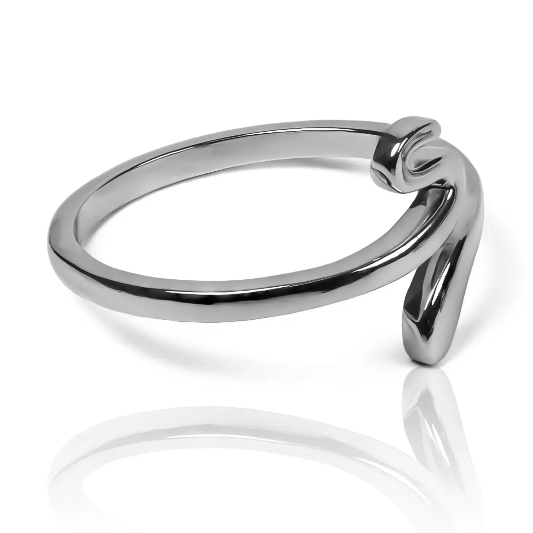Anillo Smooth Snake lisa fabricado en oro de 18k por Joyería Caracas. Cuenta con un certificado de calidad y garantía de por vida.