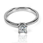 Anillo pirámide Moissanite 4.5mm de Joyería Caracas y fabricado en oro 18K, cuenta con certificado de calidad y garantía para toda la vida.