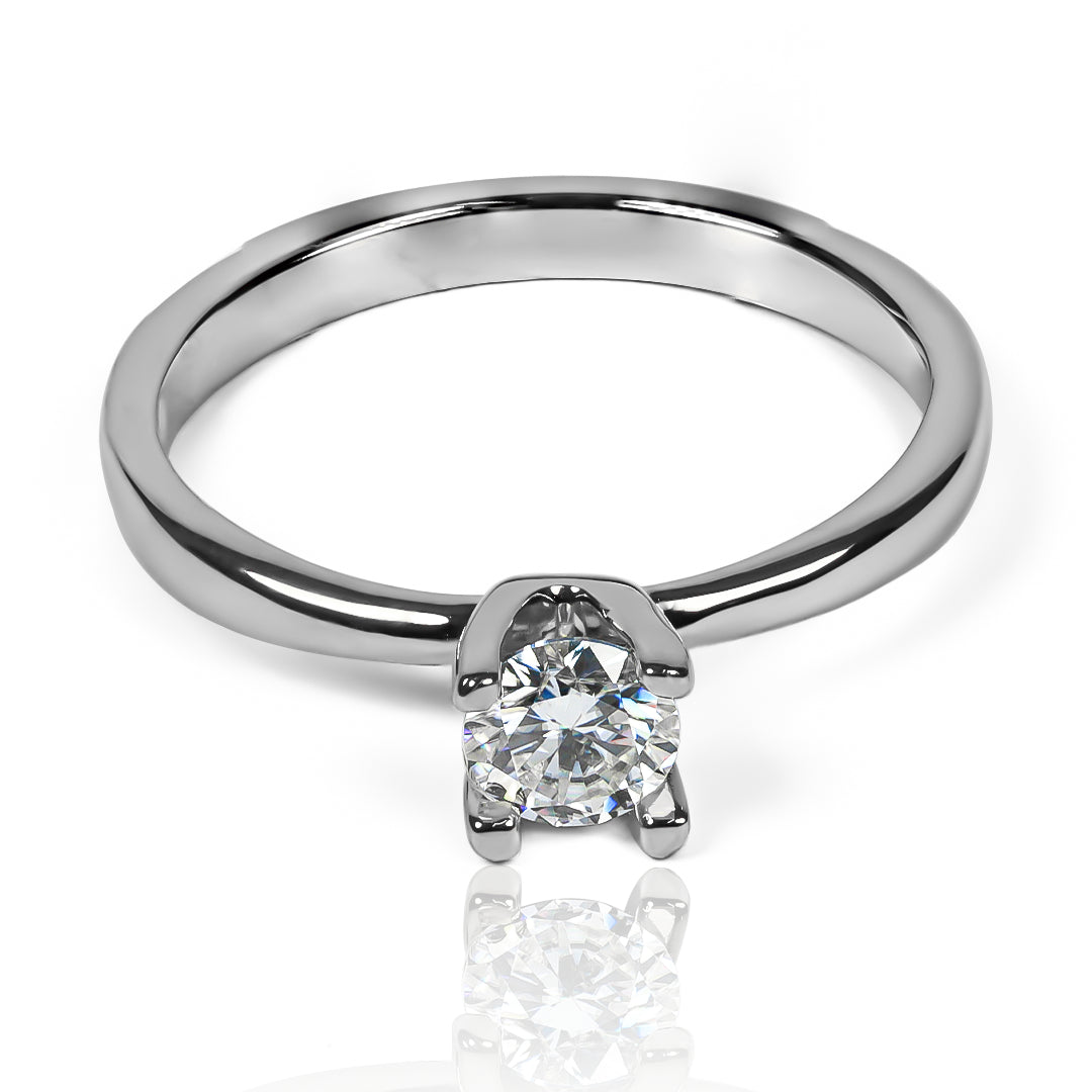 Anillo pirámide Moissanite 4.5mm de Joyería Caracas y fabricado en oro 18K, cuenta con certificado de calidad y garantía para toda la vida.
