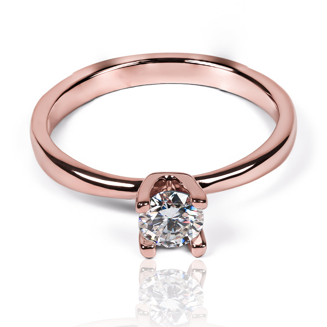 Anillo pirámide Moissanite 4.5mm de Joyería Caracas y fabricado en oro 18K, cuenta con certificado de calidad y garantía para toda la vida.