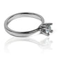 Anillo pirámide Moissanite 4.5mm de Joyería Caracas y fabricado en oro 18K, cuenta con certificado de calidad y garantía para toda la vida.