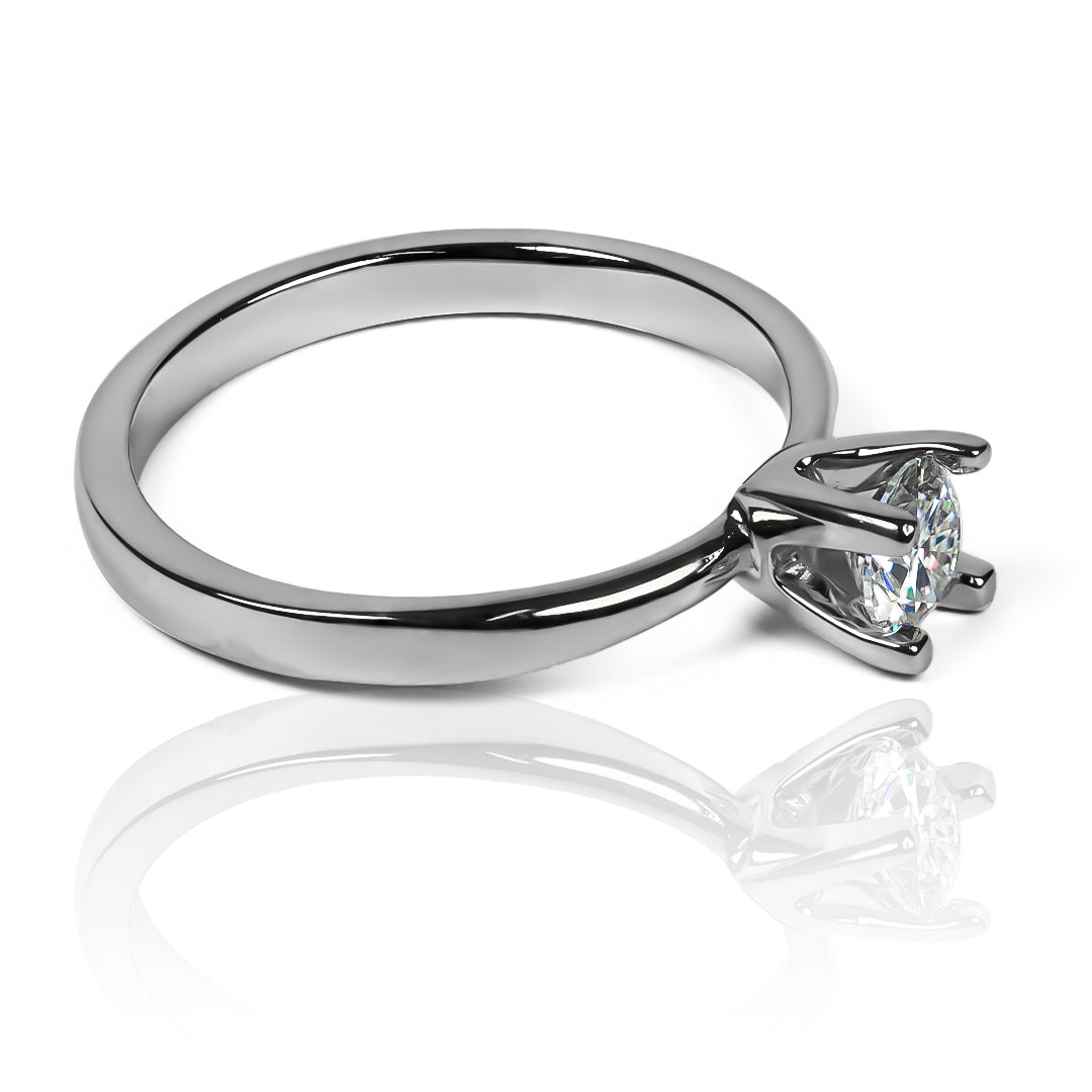 Anillo pirámide Moissanite 4.5mm de Joyería Caracas y fabricado en oro 18K, cuenta con certificado de calidad y garantía para toda la vida.