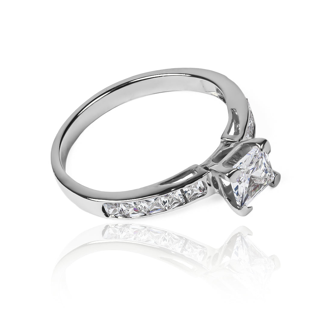 Anillo Square Garden, fabricado en oro 18k por Joyería Caracas. Cuenta con un certificado de calidad y garantía de por vida, asegurando su belleza y durabilidad para siempre.