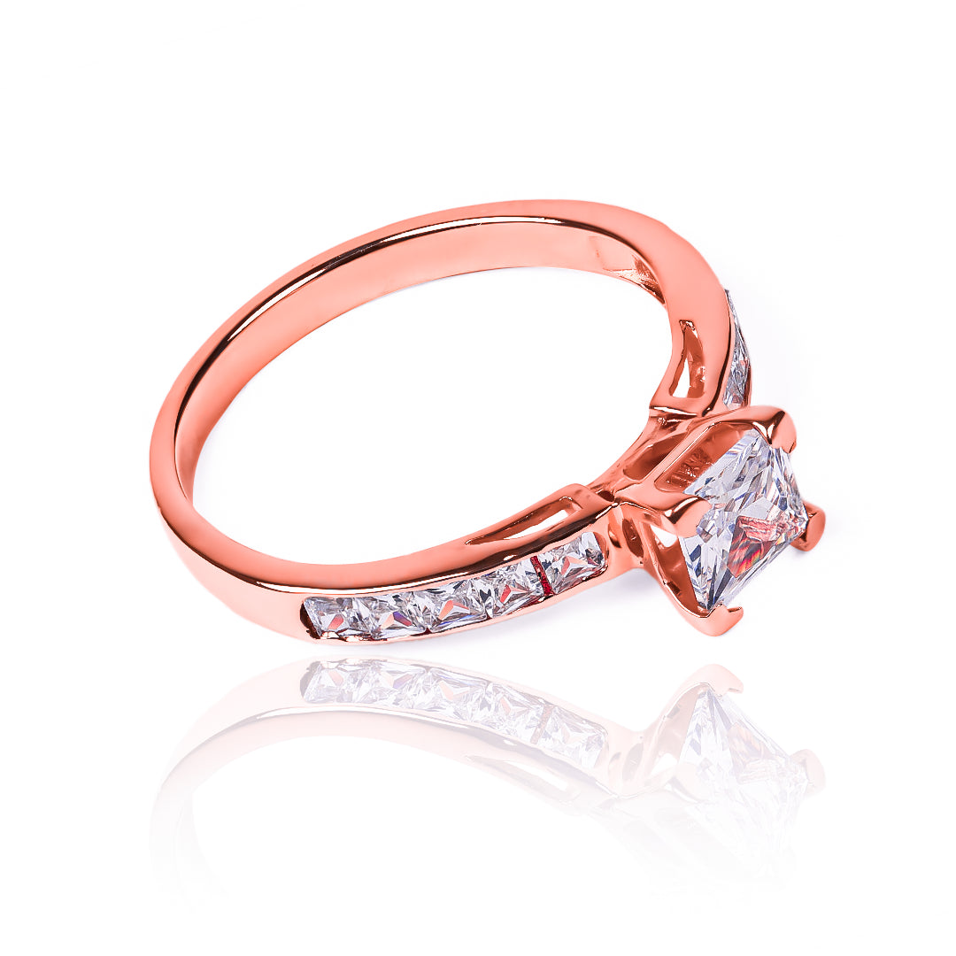 Anillo Square Garden, fabricado en oro 18k por Joyería Caracas. Cuenta con un certificado de calidad y garantía de por vida, asegurando su belleza y durabilidad para siempre.