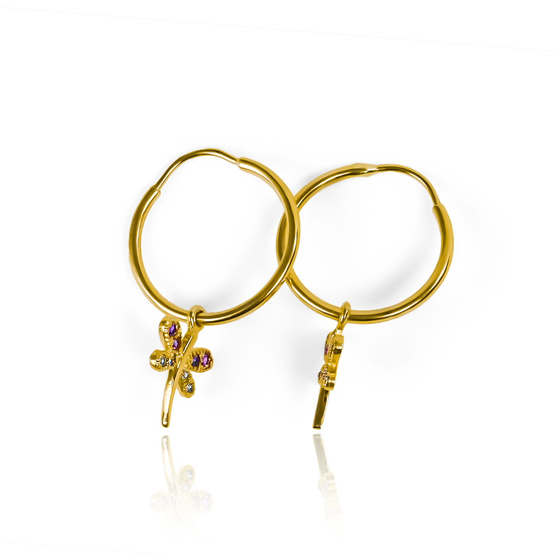 Los Aretes Sin fin L + libélula - wJC son una pieza de joyería de lujo de oro 18K, diseñados por Joyería Caracas. Con su diseño elegante y exclusivo, estos aros ofrecen una garantía para toda la vida, asegurando que esta joya sea una inversión atemporal y duradera. Lúcelos en cualquier ocasión con estilo y sofisticación.