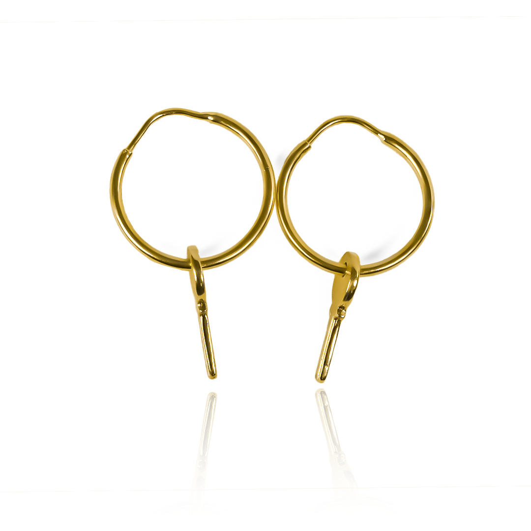 Estos hermosos aretes sin fin con llaves, elaborados en oro 18K por Joyería Caracas, son la combinación perfecta de elegancia y estilo. Con una garantía de por vida, aseguran que serán una adición duradera a su colección de joyas. Un toque lujoso para cualquier atuendo.