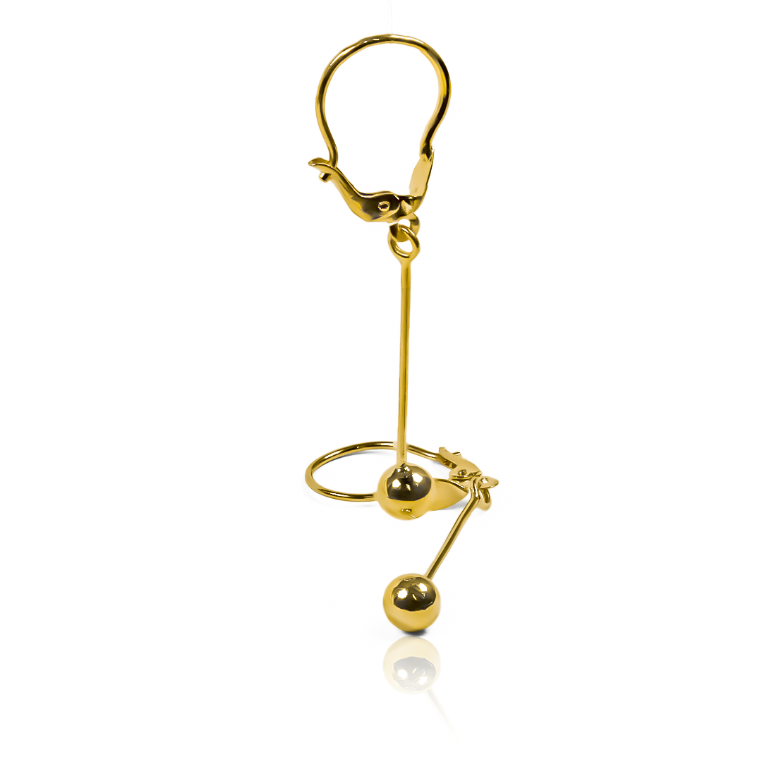 Aretes Sticks and balls es una exquisita joya de oro de 18k de Joyería Caracas que te asegura elegancia y alta calidad. Con una garantía para toda la vida, estos aretes son una inversión que resalta tu estilo y personalidad. Adorna tus orejas con un toque de lujo y refinamiento.
