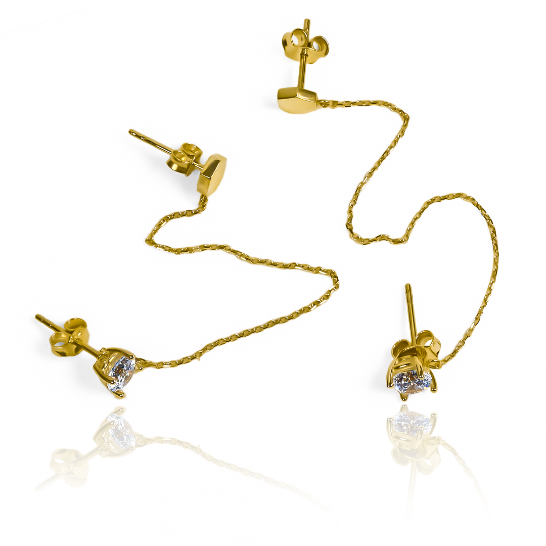 Descubre el lujo y la elegancia de nuestros aretes topo cadena topo I. Diseñados con oro 18K de la reconocida Joyería Caracas, estos aretes son una inversión en estilo y calidad. Además, cuentan con garantía para toda la vida, asegurando su valor por generaciones.