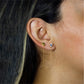 Descubre el lujo y la elegancia de nuestros aretes topo cadena topo I. Diseñados con oro 18K de la reconocida Joyería Caracas, estos aretes son una inversión en estilo y calidad. Además, cuentan con garantía para toda la vida, asegurando su valor por generaciones.