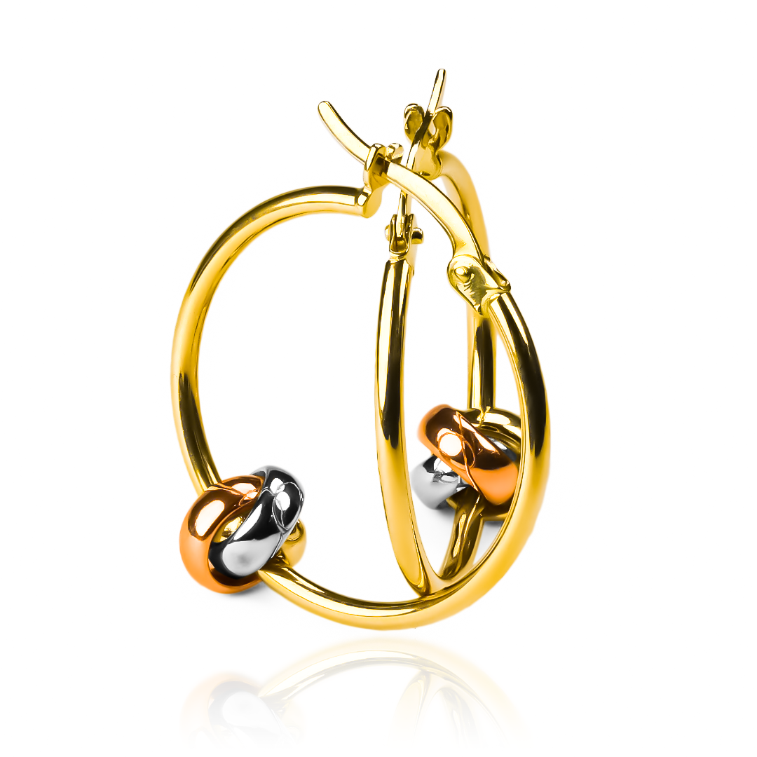 Con Aretes Tubo M nudo 3 oros I, el lujo y la elegancia nunca se desvanecen. Hecho con oro 18K y diseñado por Joyería Caracas, este collar ofrece un estilo eterno y una garantía de por vida. Adorna tu cuello con este símbolo de exclusividad y sofisticación.