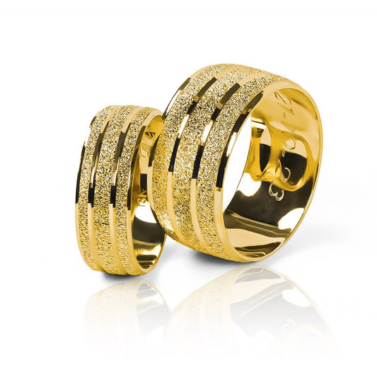 Argollas de matrimonio Three Stripes en oro 18k por Joyería Caracas, nuestras argollas vienen con un certificado que garantiza su pureza y durabilidad.