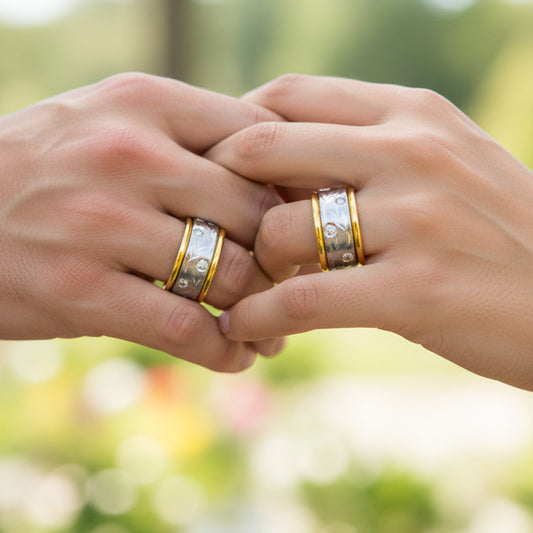 Manos de una pareja usando unas argollas de matrimonio en oro amarillo y blanco de 18 quilates con cristales de Joyería Caracas. 
