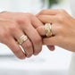 Manos de una pareja usando unas argollas trenzadas en oro amarillo, blanco y rosa de 18 quilates de Joyería Caracas.