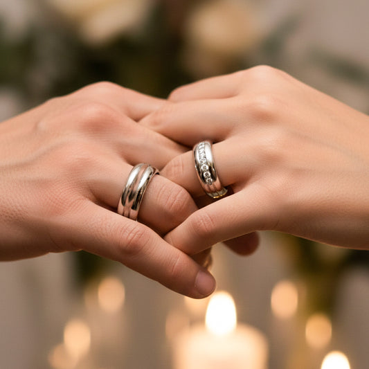 Manos de una pareja usando unas argollas en oro blanco de 18 quilates con cristales de Joyería Caracas.