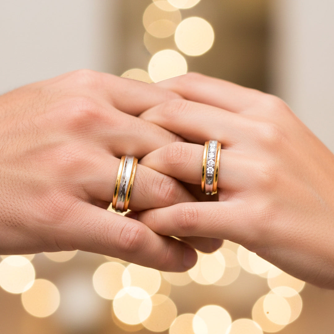 Manos de una pareja usando unas argollas en oro amarillo y blanco de 18 quilates con cristales de Joyería Caracas.