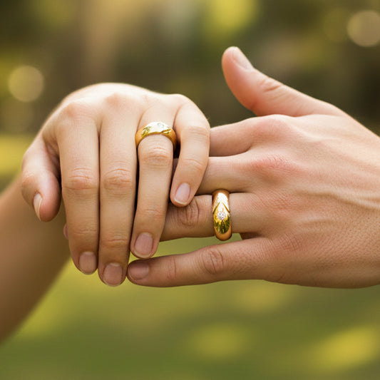 Mano de pareja en matrimonio usando unas argollas en oro amarillo de 18 quilates con cristal de Joyería Caracas. 