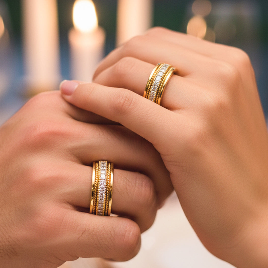Manos de una pareja usando unas argollas en oro amarillo de 18 quilates con cristales de Joyería Caracas.