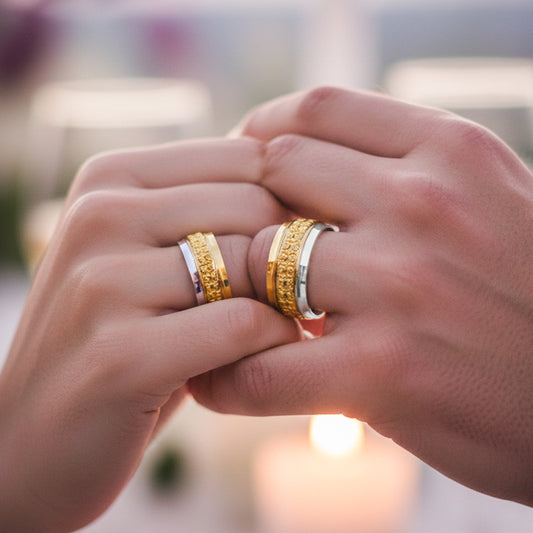 Manos de una pareja usando unas argollas en oro amarillo y blanco de 18 quilates de Joyería Caracas.