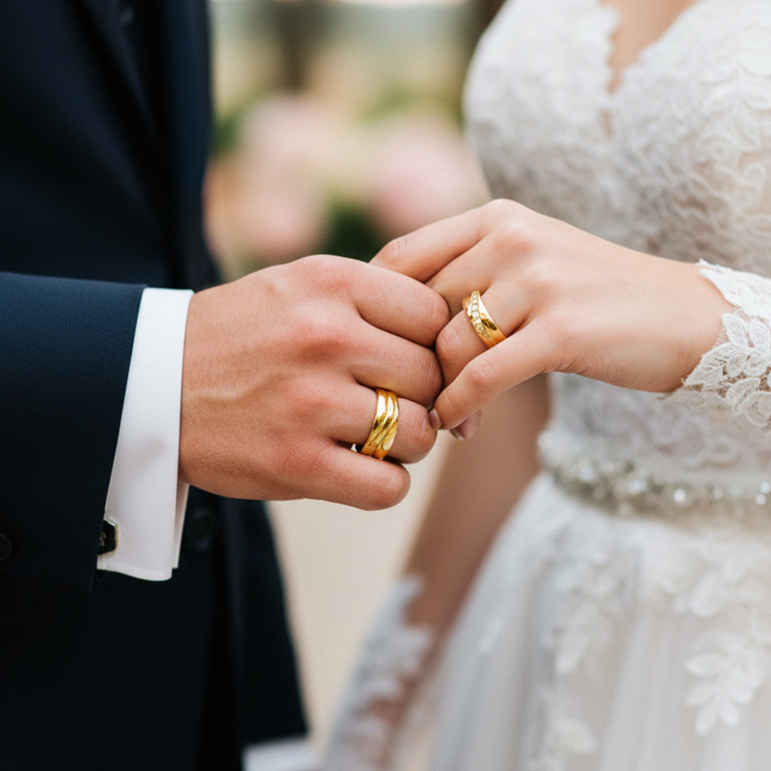 Manos de una pareja usando unas argollas en oro amarillo de 18 quilates con cristales de Joyería Caracas.