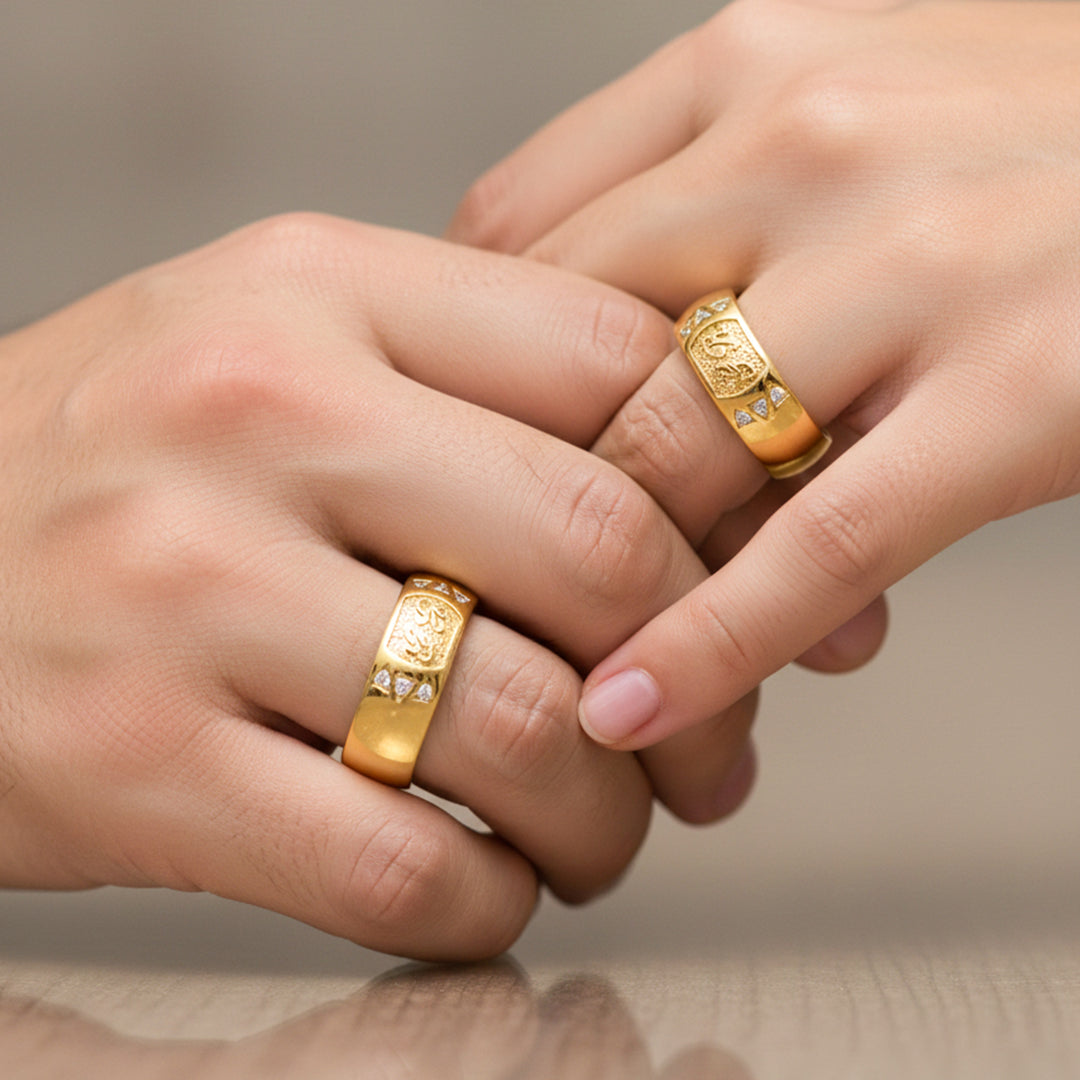 Manos de una pareja usando unas argollas en oro amarillo de 18 quilates personalizadas con cristales de Joyería Caracas.