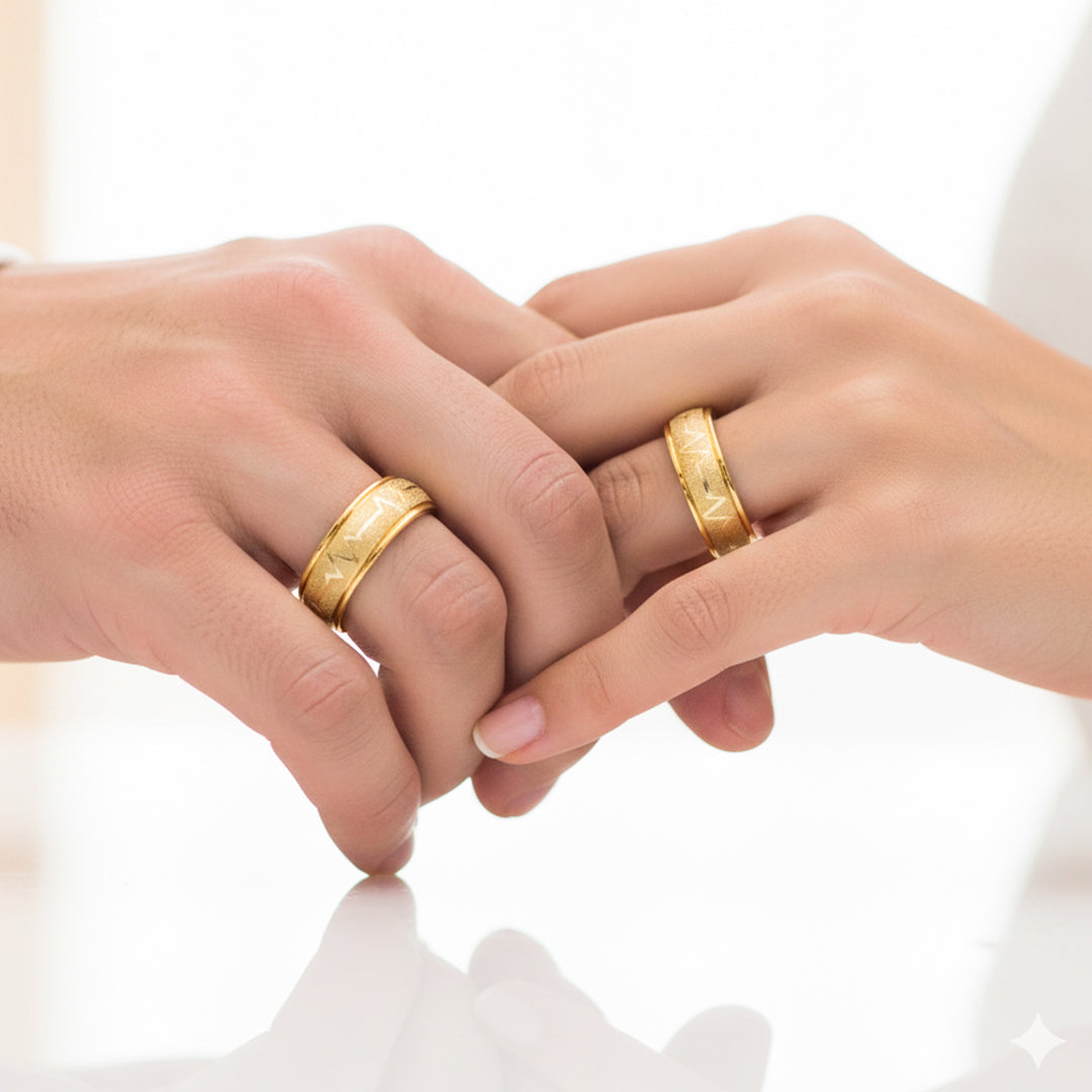 Manos de una pareja usando unas argollas en oro amarillo de 18 quilates con cristales de Joyería Caracas.