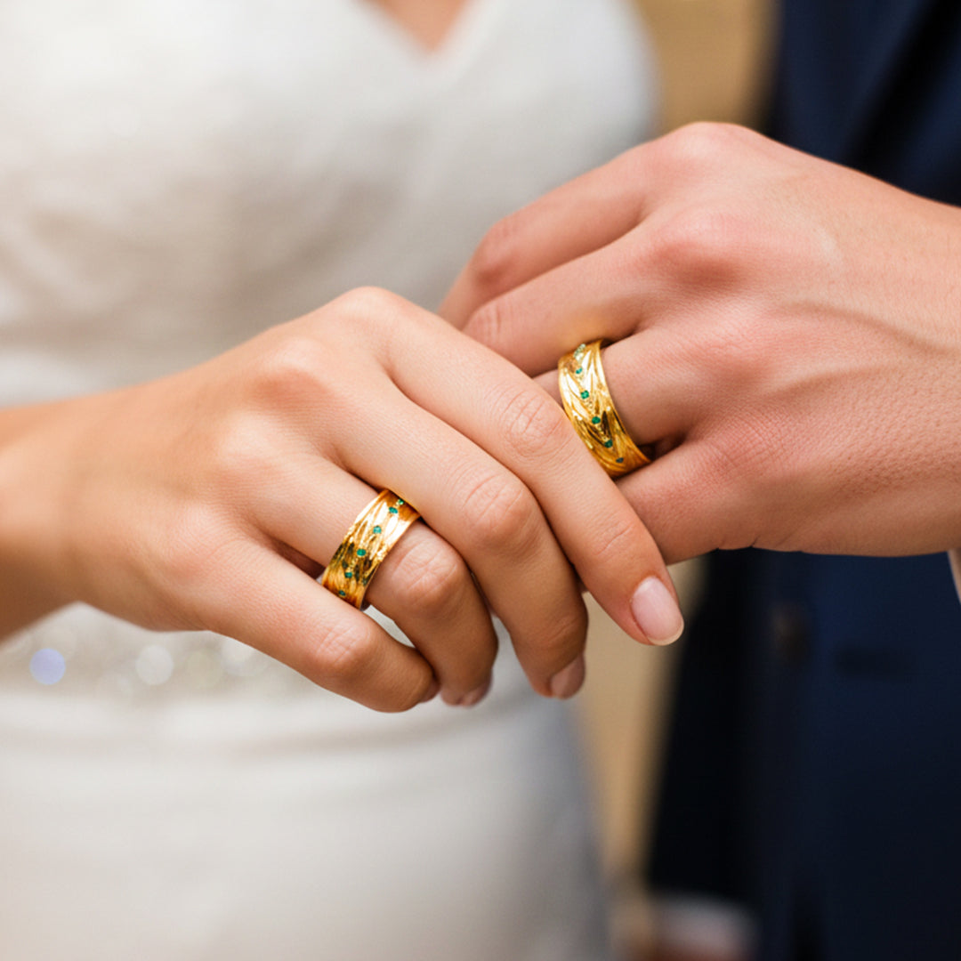 Manos de una pareja usando unas argollas en oro amarillo de 18 quilates de Joyería Caracas. 