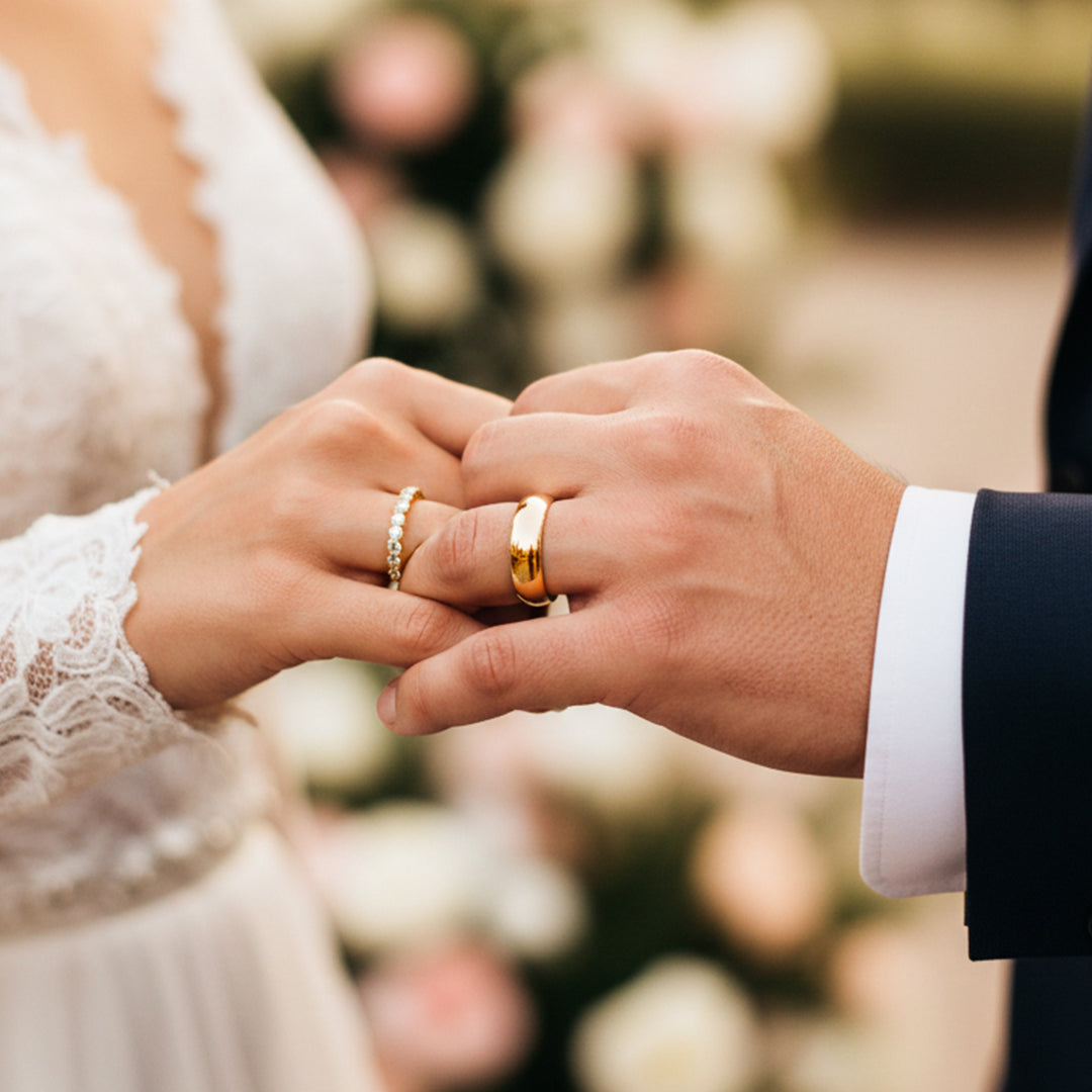 Manos de una pareja usando unas argollas en oro amarillo de 18 quilates con cristales de Joyería Caracas. 