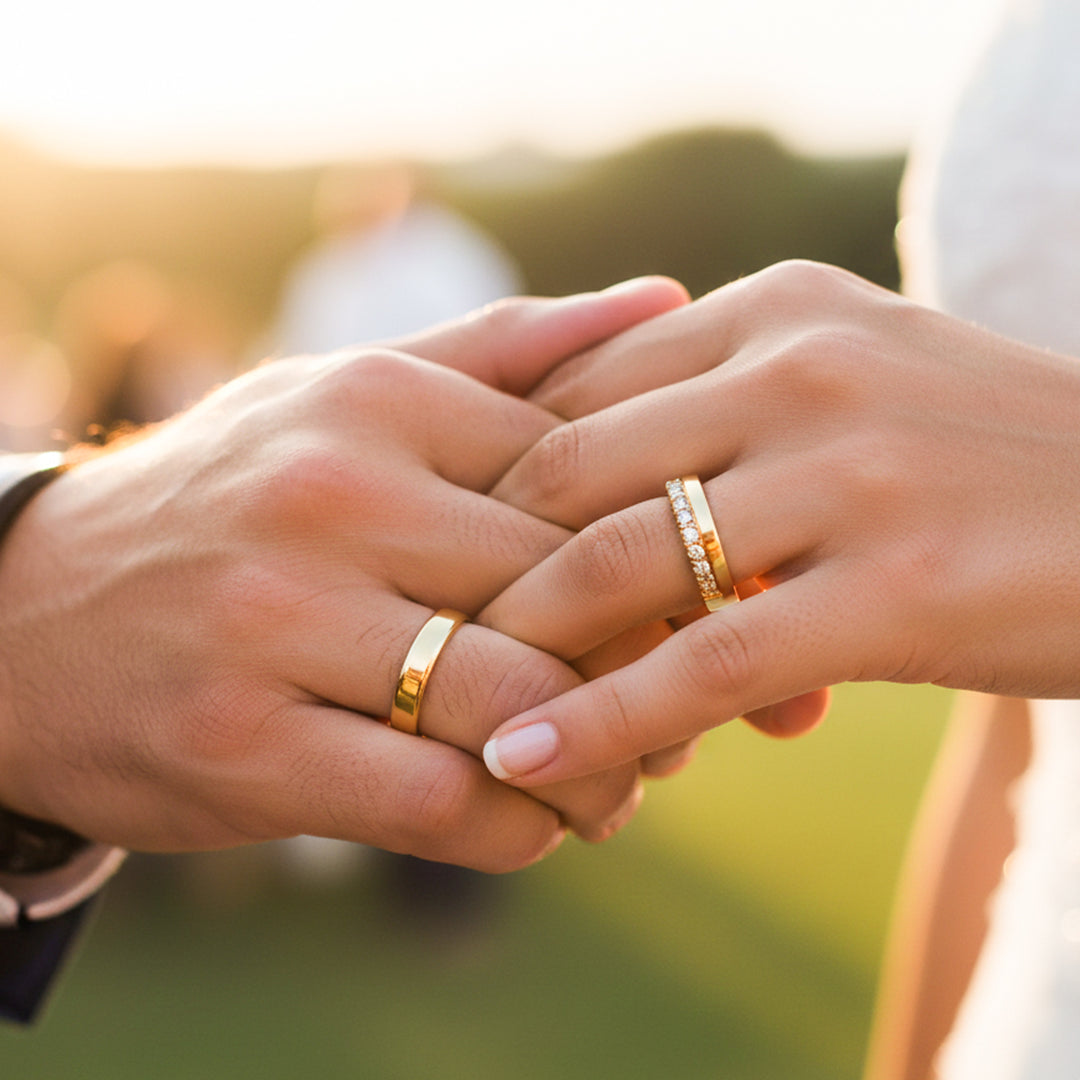 Manos de una pareja usando unas argollas de matrimonio en oro amarillo de 18 quilates con cristales de Joyería Caracas. 