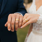 Manos de una pareja usando unas argollas en oro amarillo de 18 quilates de Joyería Caracas. 