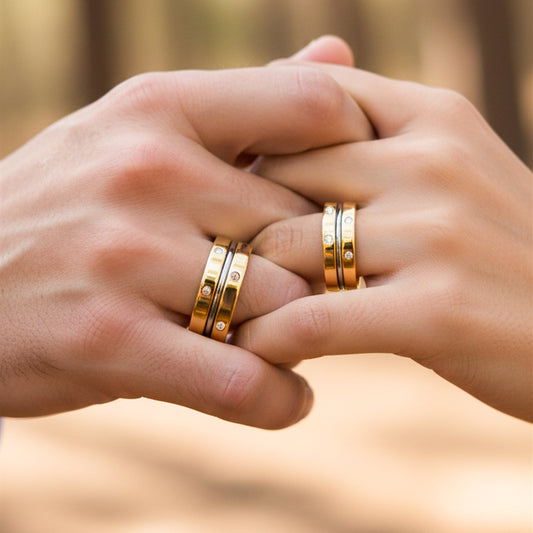 Manos de una pareja usando unas argollas de matrimonio en oro amarillo y blanco de 18 quilates con cristales de Joyería Caracas. 