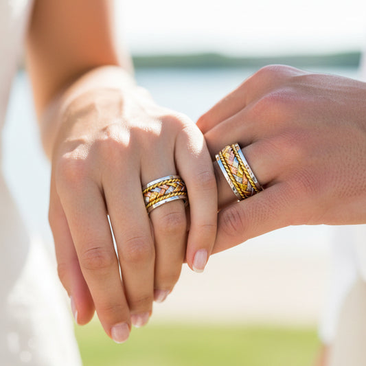 Manos de una pareja usando unas argollas de matrimonio trenzadas en 3 oros de 18 quilates de Joyería Caracas. 