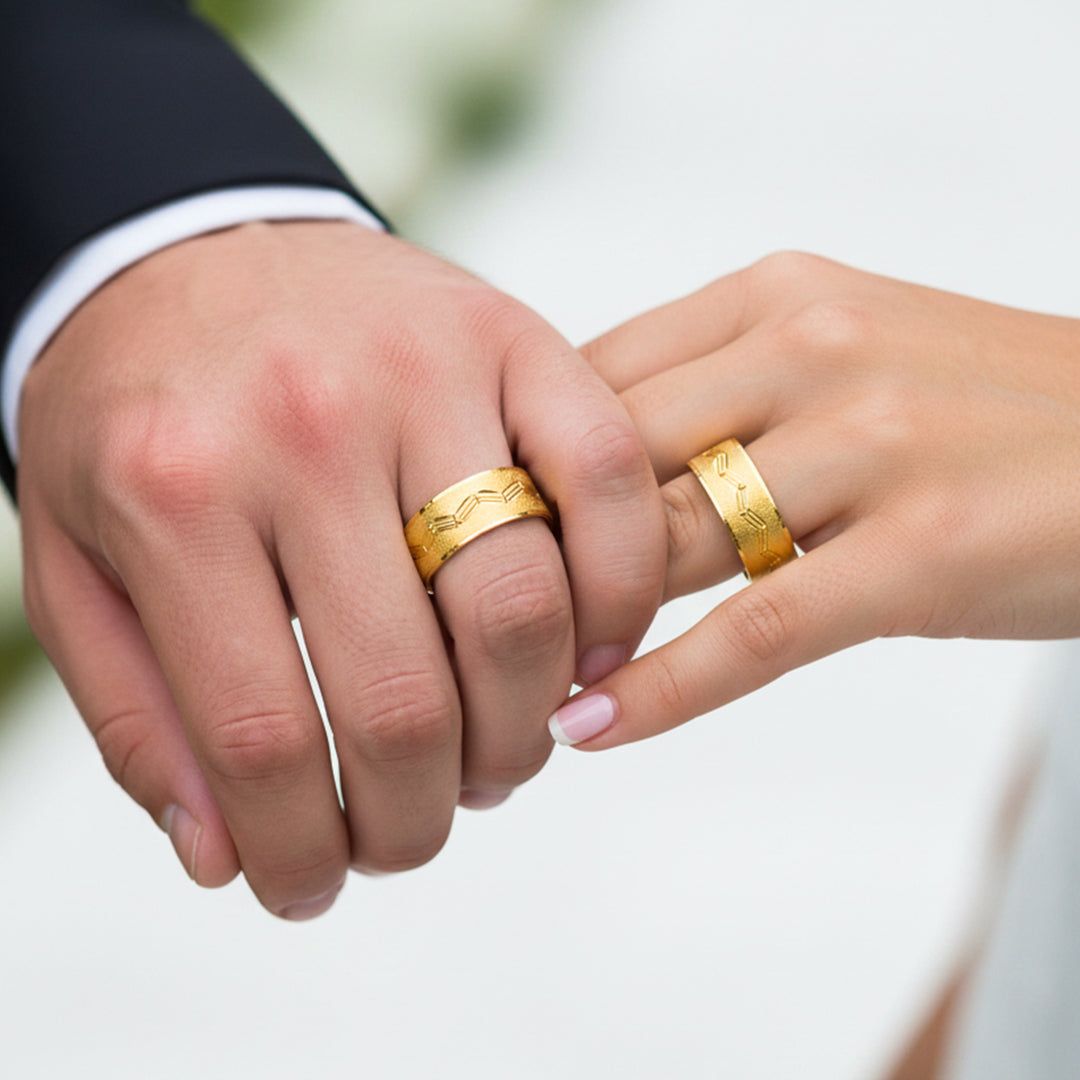 Manos de una pareja usando unas argollas en oro amarillo de 18 quilates de Joyería Caracas. 