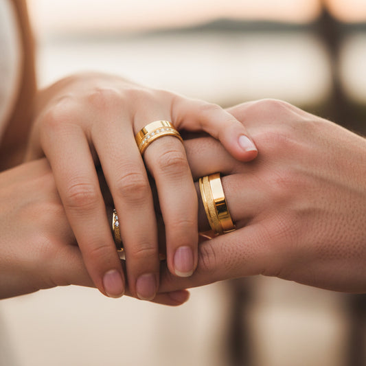 Manos de una pareja usando unas argollas en oro amarillo de 18 quilates con cristales de Joyería Caracas.