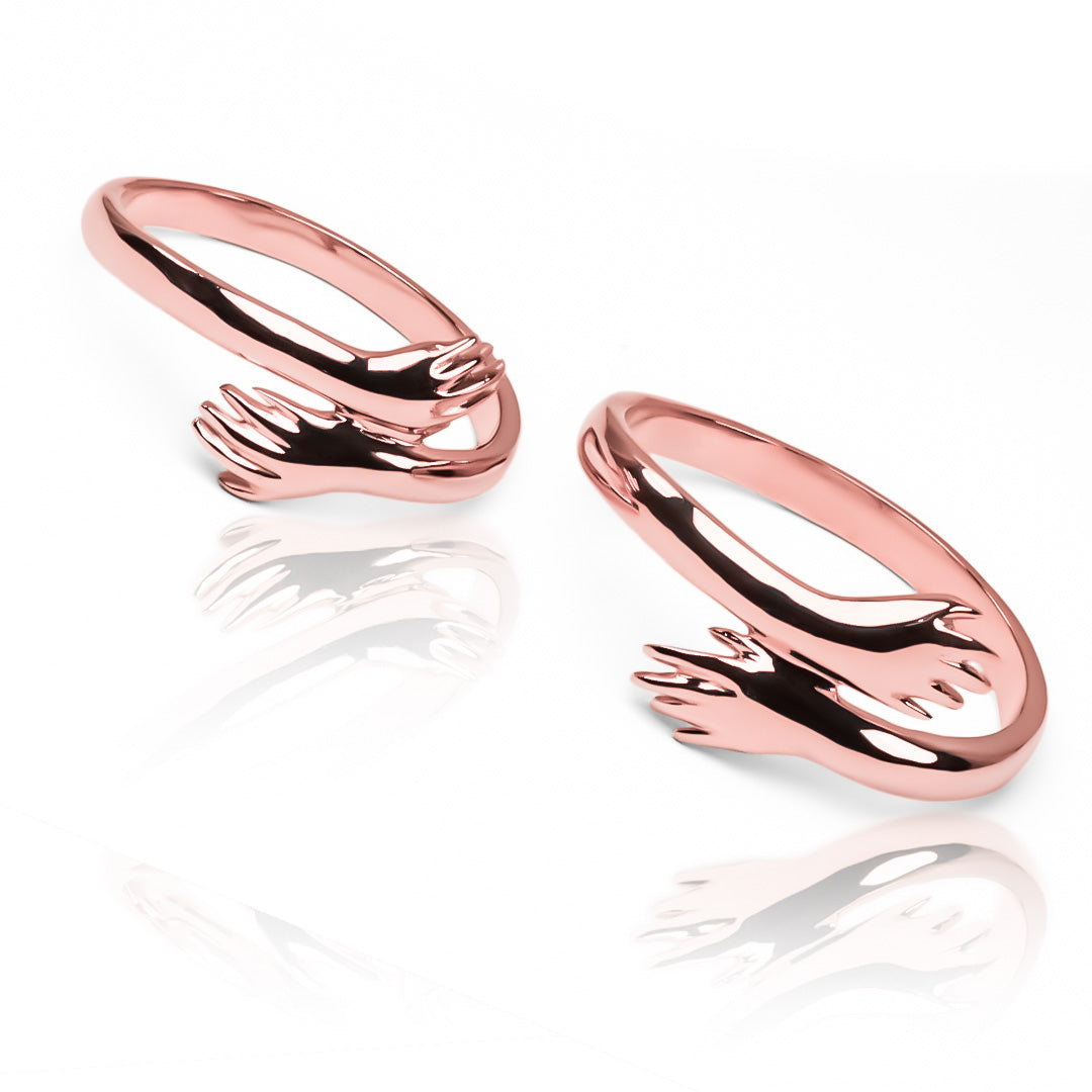 Argollas de matrimonio Golden Hug, fabricadas en oro 18k por Joyería Caracas, cuentan con un certificado de calidad que garantiza su autenticidad y durabilidad.