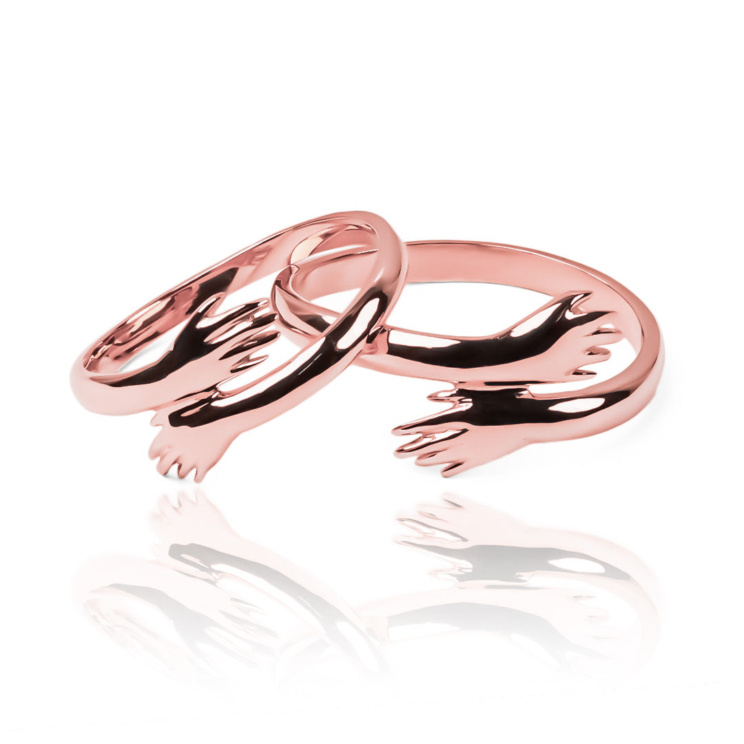 Argollas de matrimonio Golden Hug, fabricadas en oro 18k por Joyería Caracas, cuentan con un certificado de calidad que garantiza su autenticidad y durabilidad.