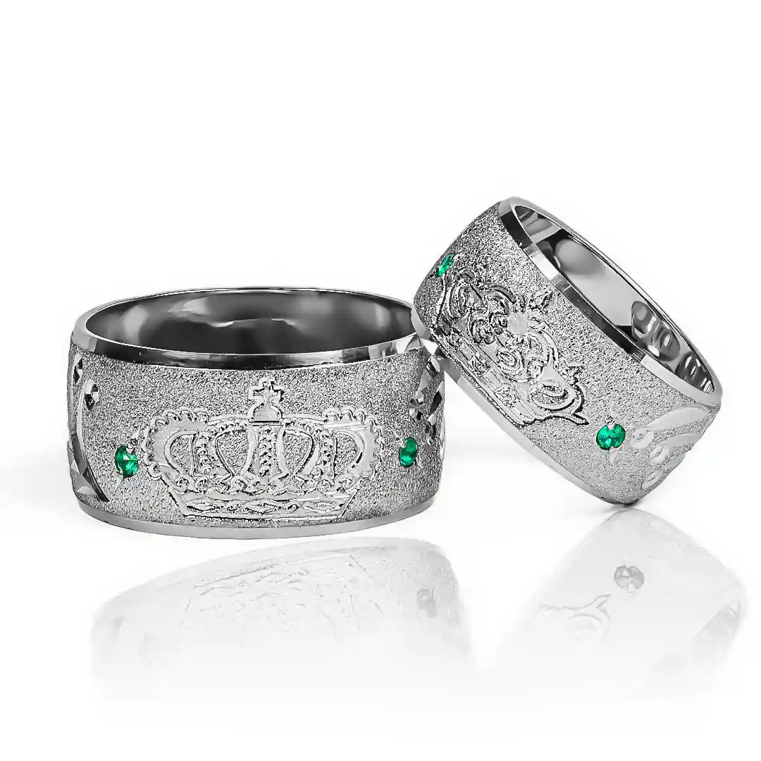Argollas de matrimonio King & Queen, elaboradas en oro 18k por Joyería Caracas, cuentan con un certificado de calidad y garantía de por vida.