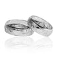 Argollas de matrimonio Latidos Iniciales & Corazones, fabricados en oro 18k por Joyería Caracas, cada una viene con un certificado de calidad y garantía para toda la vida.