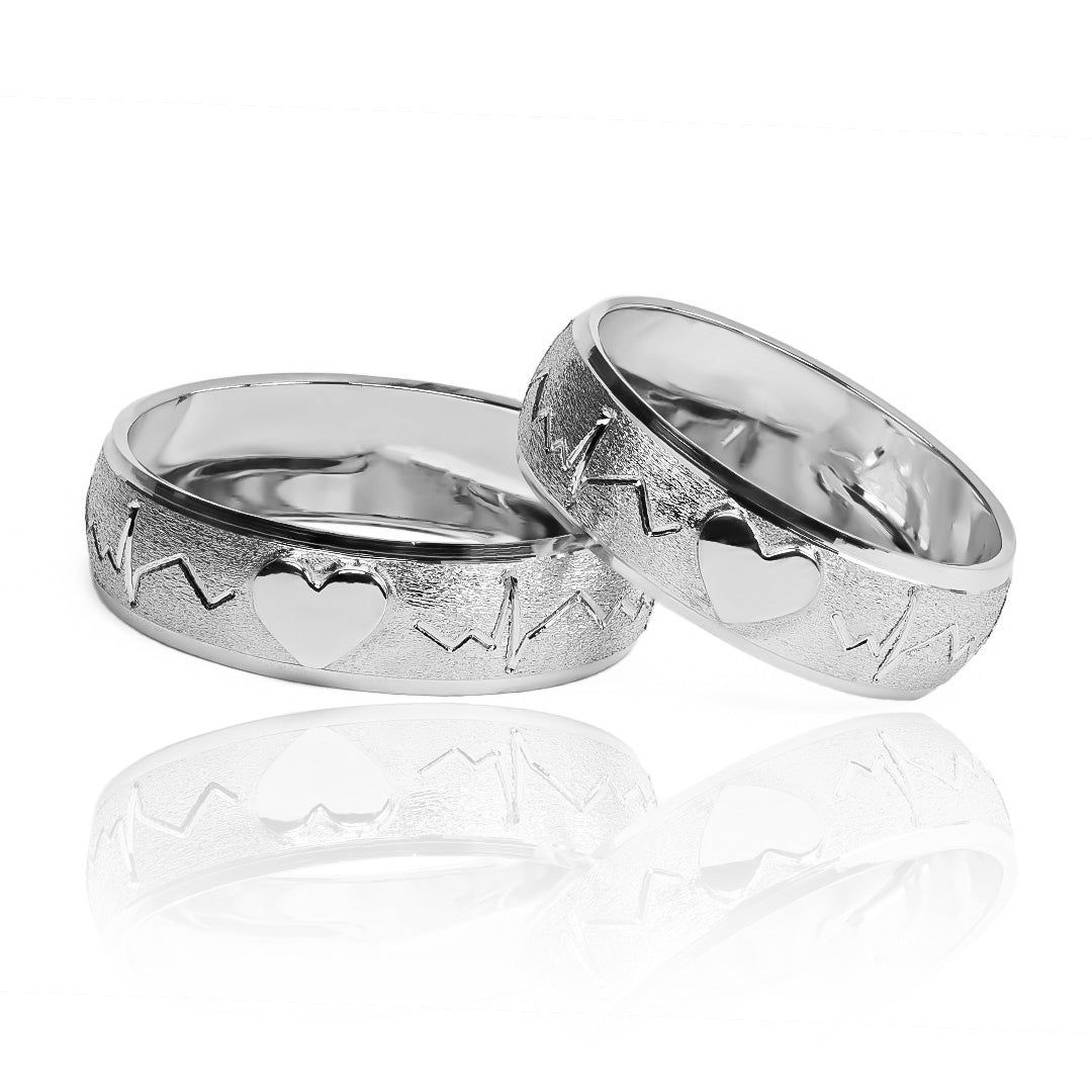 Argollas de matrimonio Latidos Iniciales & Corazones, fabricados en oro 18k por Joyería Caracas, cada una viene con un certificado de calidad y garantía para toda la vida.
