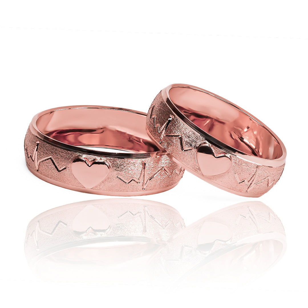 Argollas de matrimonio Latidos Iniciales & Corazones, fabricados en oro 18k por Joyería Caracas, cada una viene con un certificado de calidad y garantía para toda la vida.