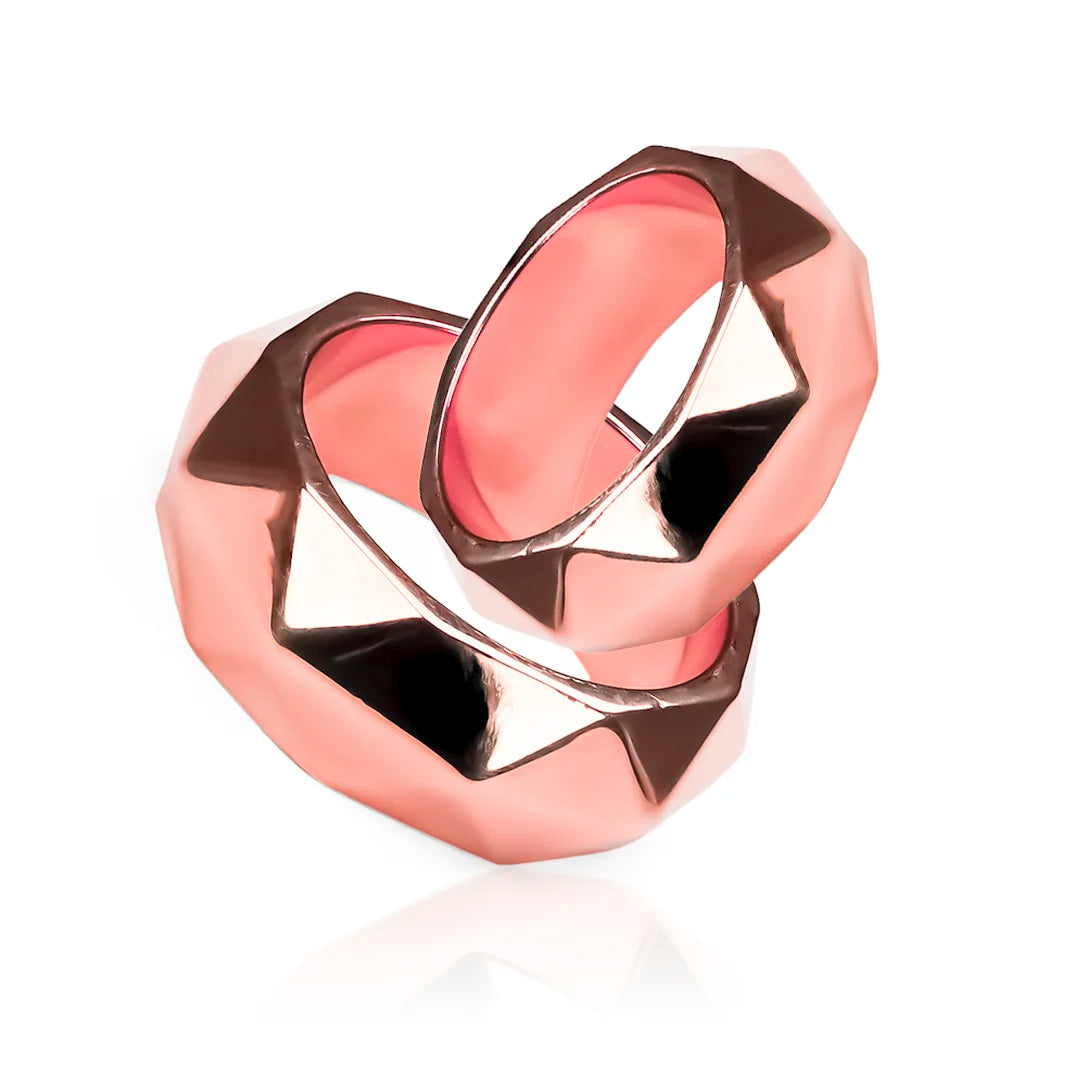 Argollas de matrimonio Tridente, fabricadas en oro 18k por Joyería Caracas, cuentan con certificado de calidad y garantía para toda la vida.