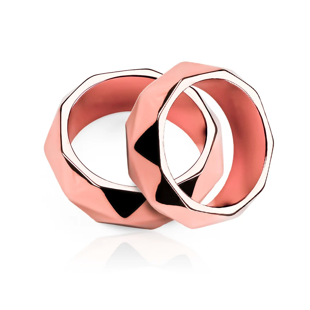 Argollas de matrimonio Tridente, fabricadas en oro 18k por Joyería Caracas, cuentan con certificado de calidad y garantía para toda la vida.
