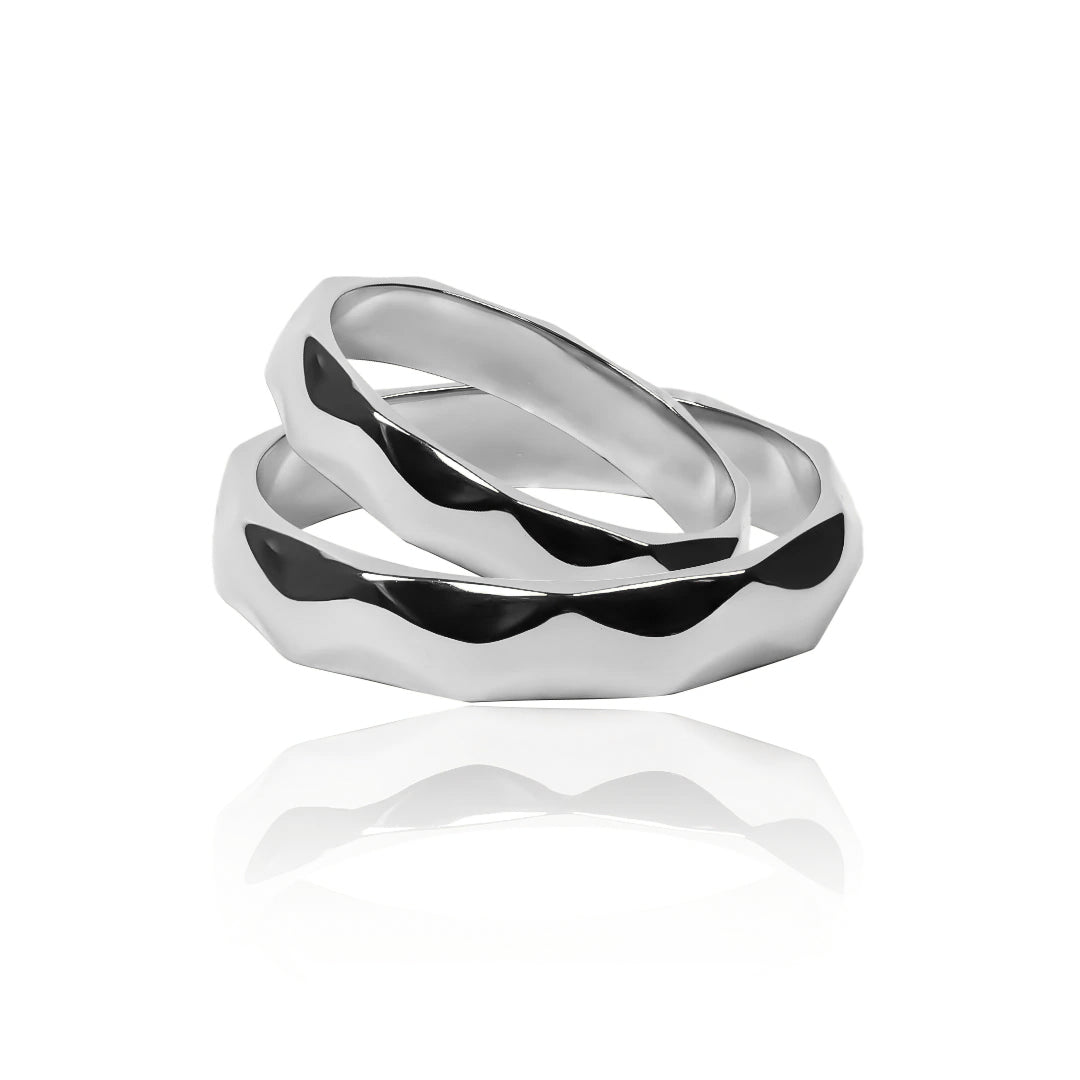 Argollas de matrimonio Geometry. Fabricadas en oro de 18K por Joyería Caracas. Cuenta con garantía de por vida.