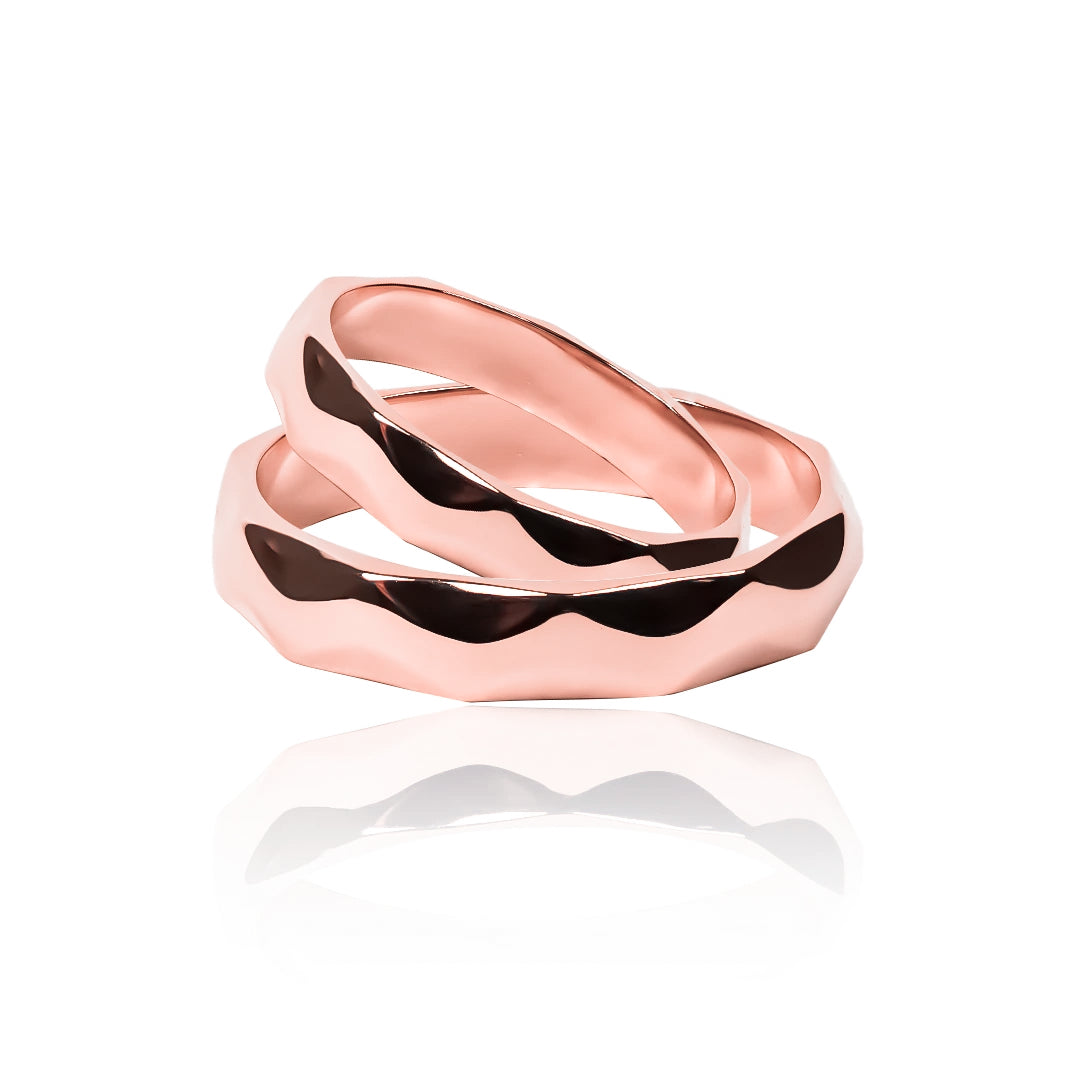 Argollas de matrimonio Geometry. Fabricadas en oro de 18K por Joyería Caracas. Cuenta con garantía de por vida.