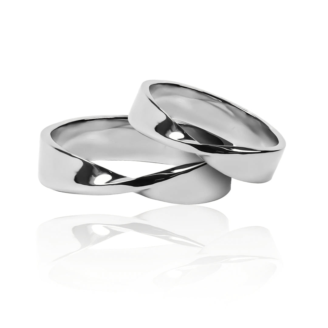 Argollas de matrimonio Torção. Fabricadas en oro de 18K por Joyería Caracas. Cuenta con certificado de calidad y garantía de por vida.